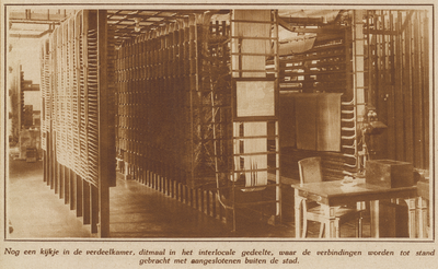 872884 Interieur van de telefoon- en telegraafdienst van de P.T.T. in het Hoofdpostkantoor (Neude 11) te Utrecht: de ...